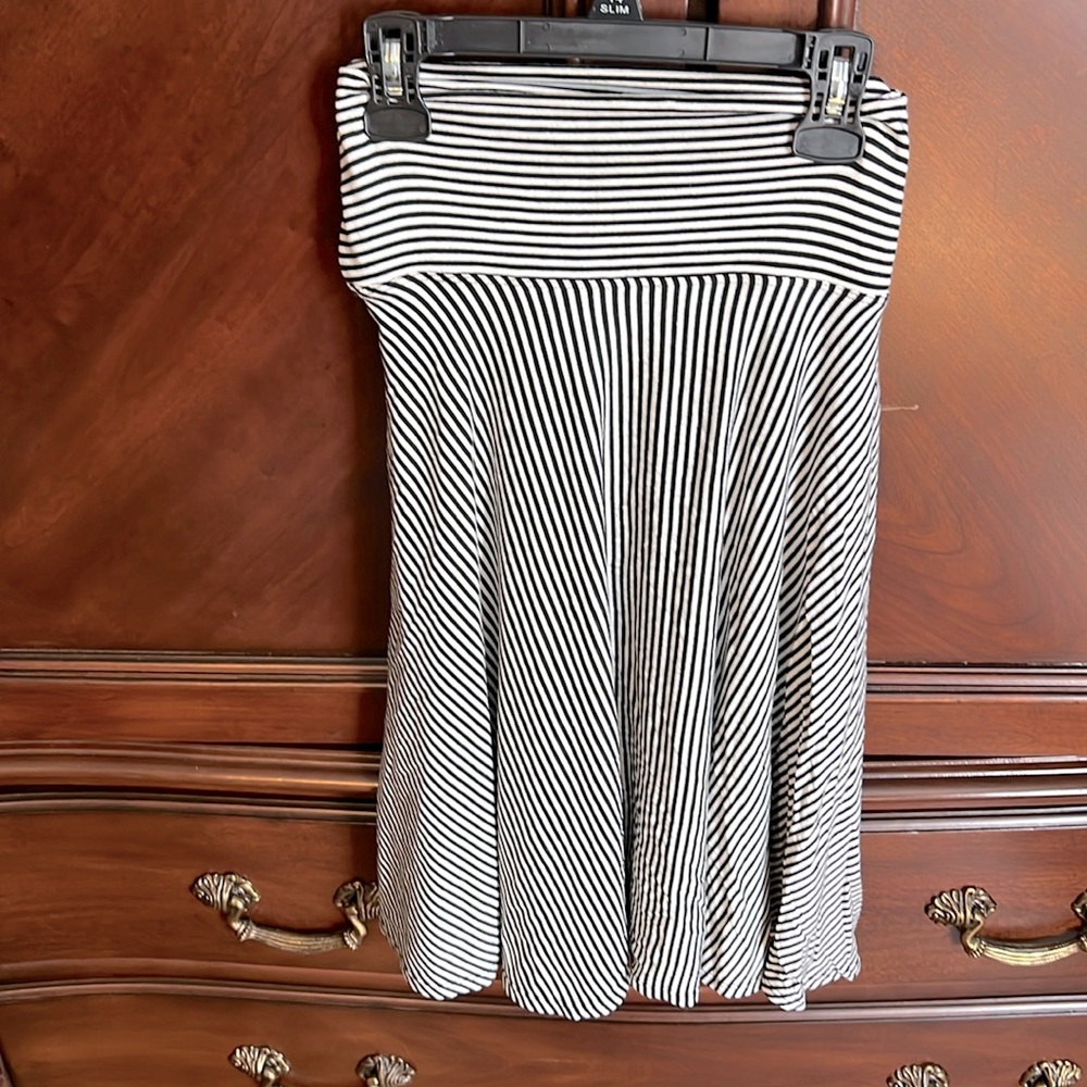 Sophie Max Summer skirt. Black/ White Size M. 95% Rayon 5% Rayon EUC